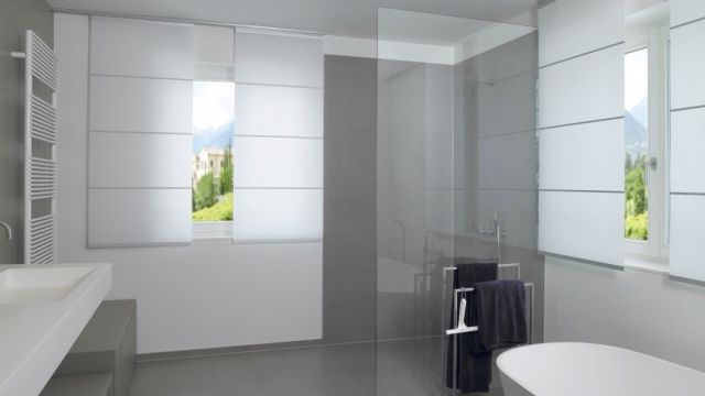 Badezimmer mit Flächenvorhängen als Sichtschutz