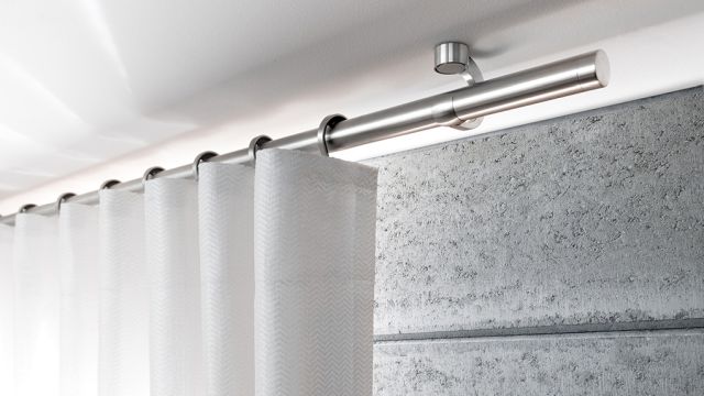 Vorhangstange mit Wellenband-Vorhang